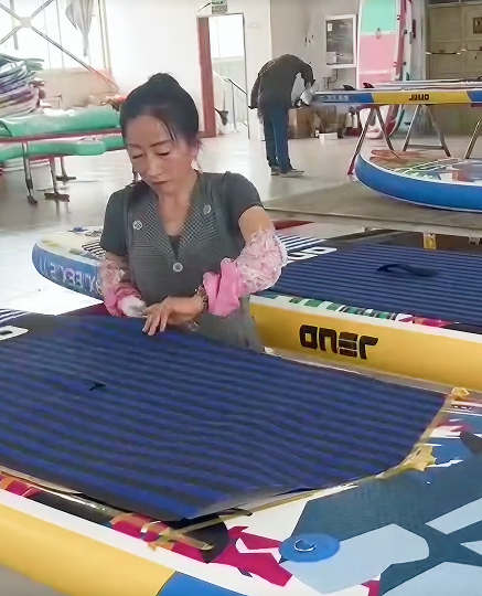 Pegado de la alfombra EVA y accesorios